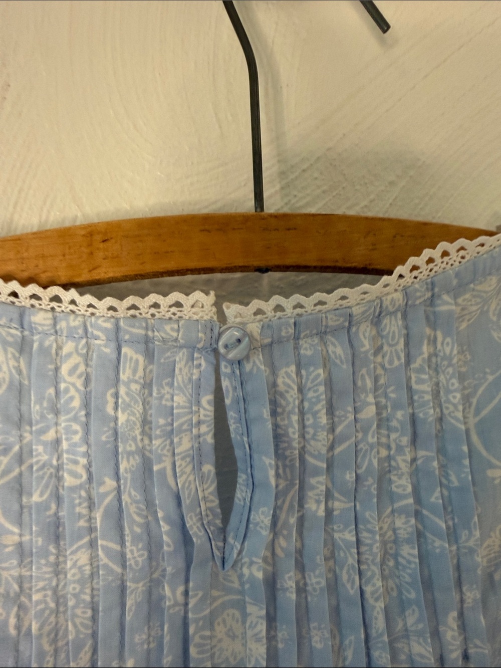 Jennifer Grace 100% Cotton Sleeveless Eyelet Lace Trim Blue Floral Top. Medium. - Picture 7 of 9